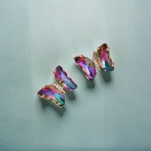 BETSEY JOHNSON OMBRE CRYSTAL IRRIDESCENT STUD EARRINGS 1